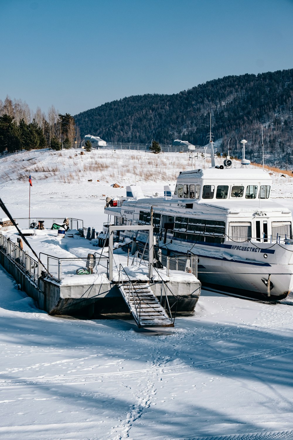 un couple de bateaux qui sont assis dans la neige