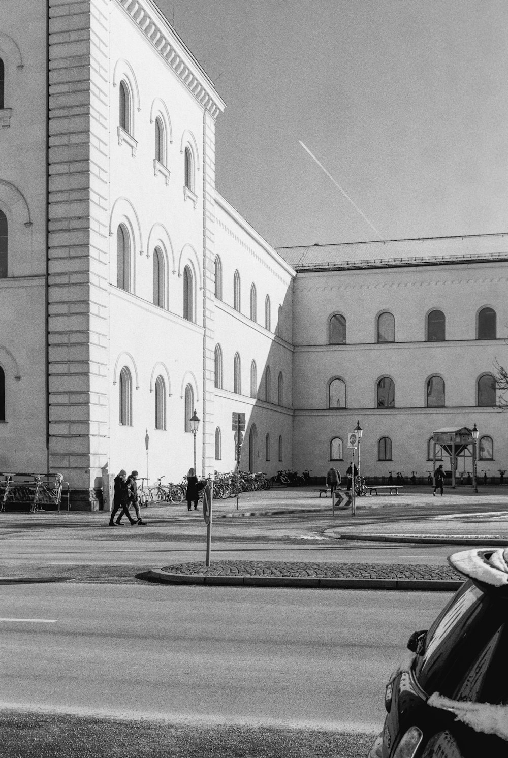 una foto in bianco e nero di un grande edificio