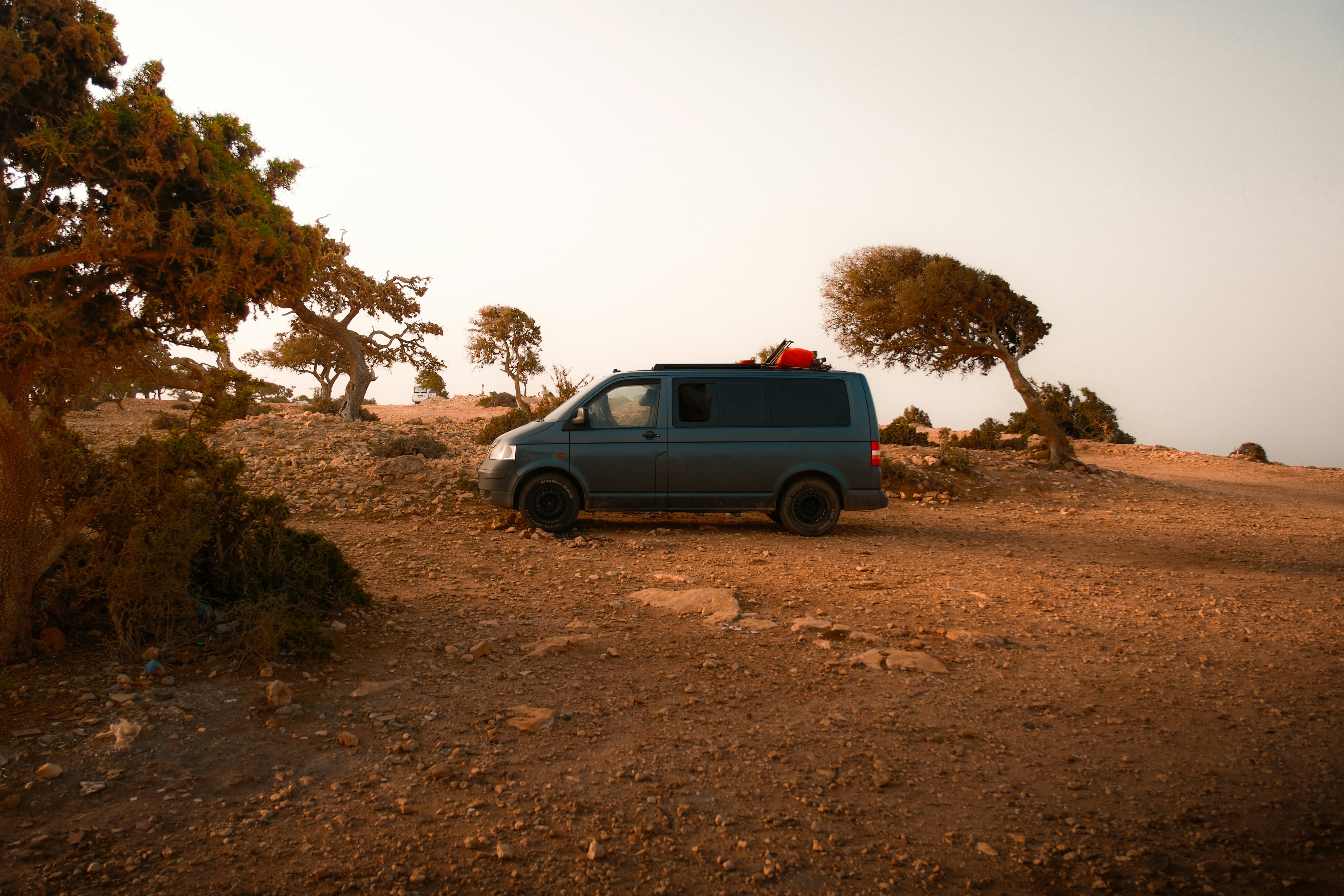 Una furgoneta está aparcada en medio del desierto