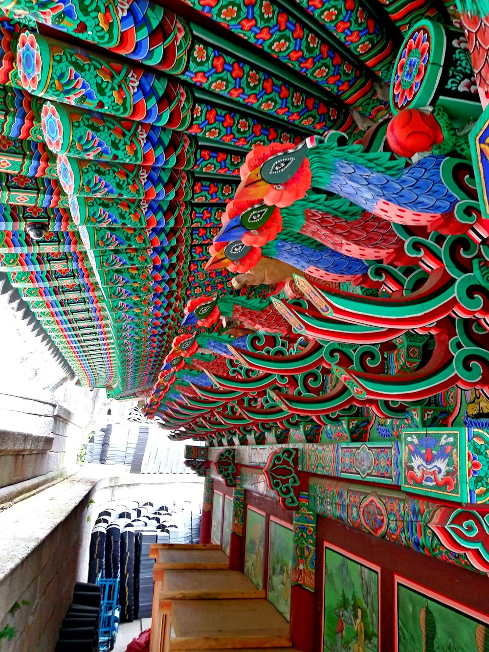 un plafond décoré de couleurs vives dans un bâtiment