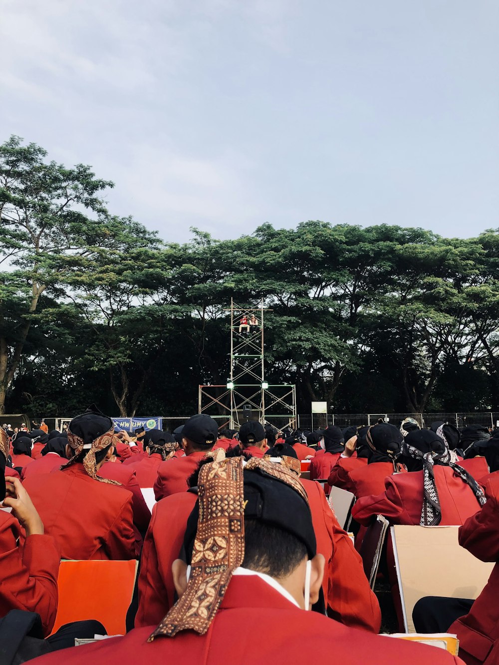 Un gran grupo de personas con togas rojas de graduación