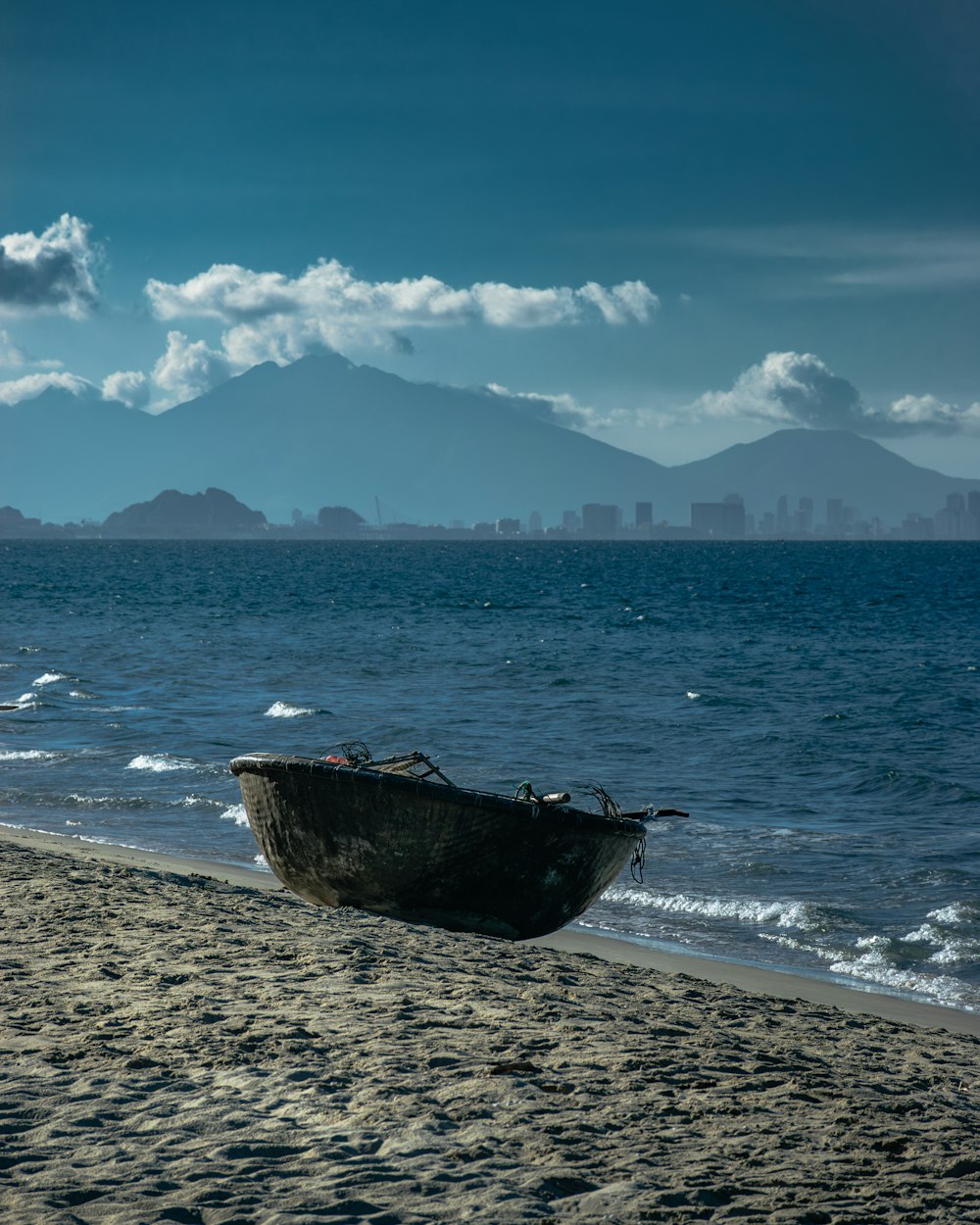 Un barco sentado en la parte superior de una playa de arena