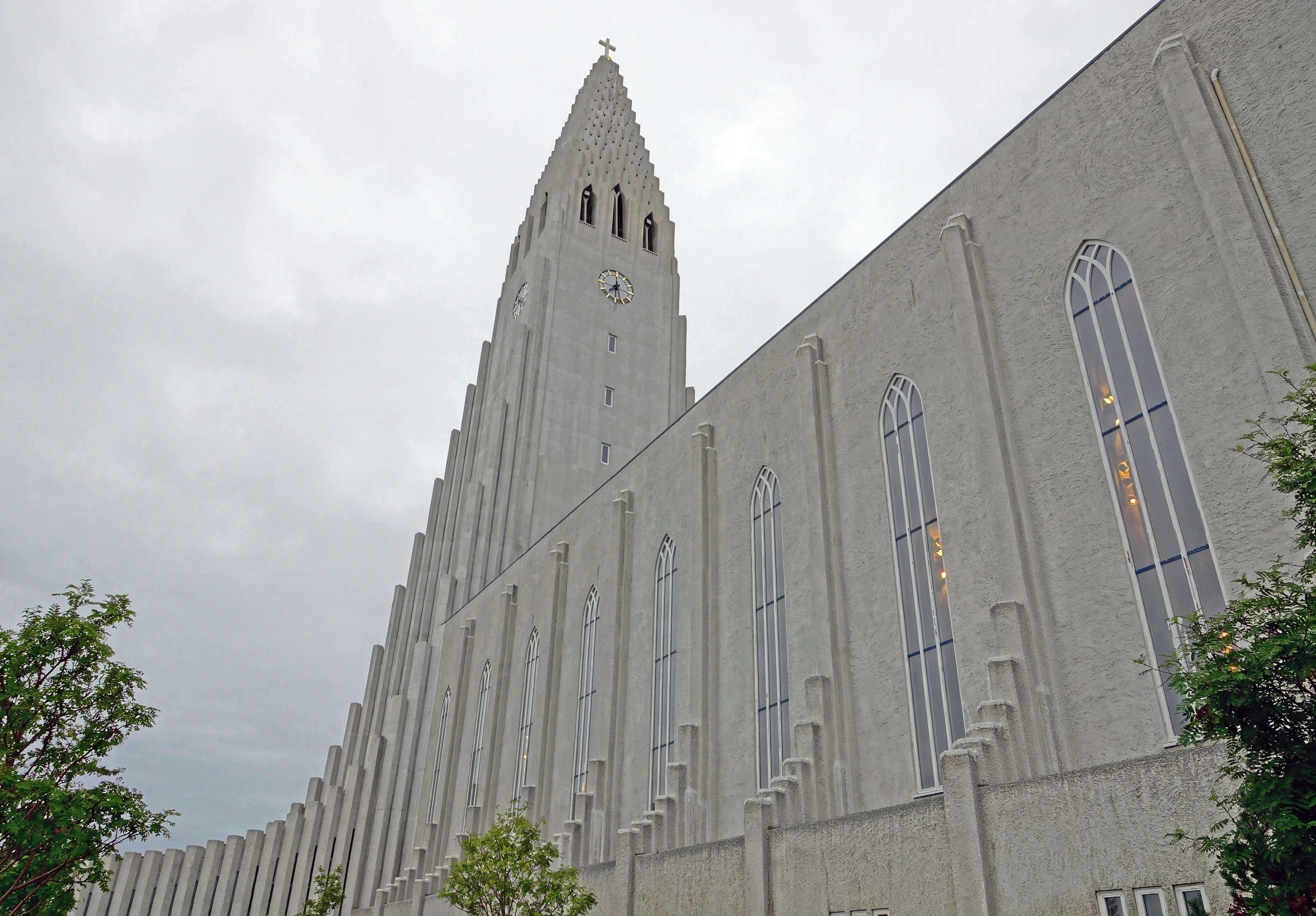 une grande église avec un haut clocher par temps nuageux