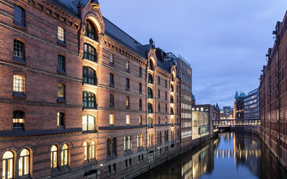 un río que atraviesa una ciudad junto a edificios altos