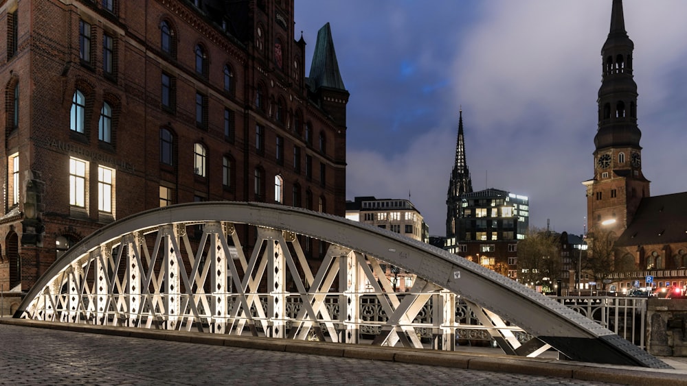un puente sobre un río en una ciudad por la noche