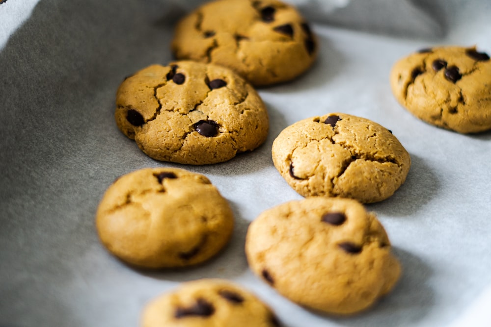 un montón de galletas encima de una sartén