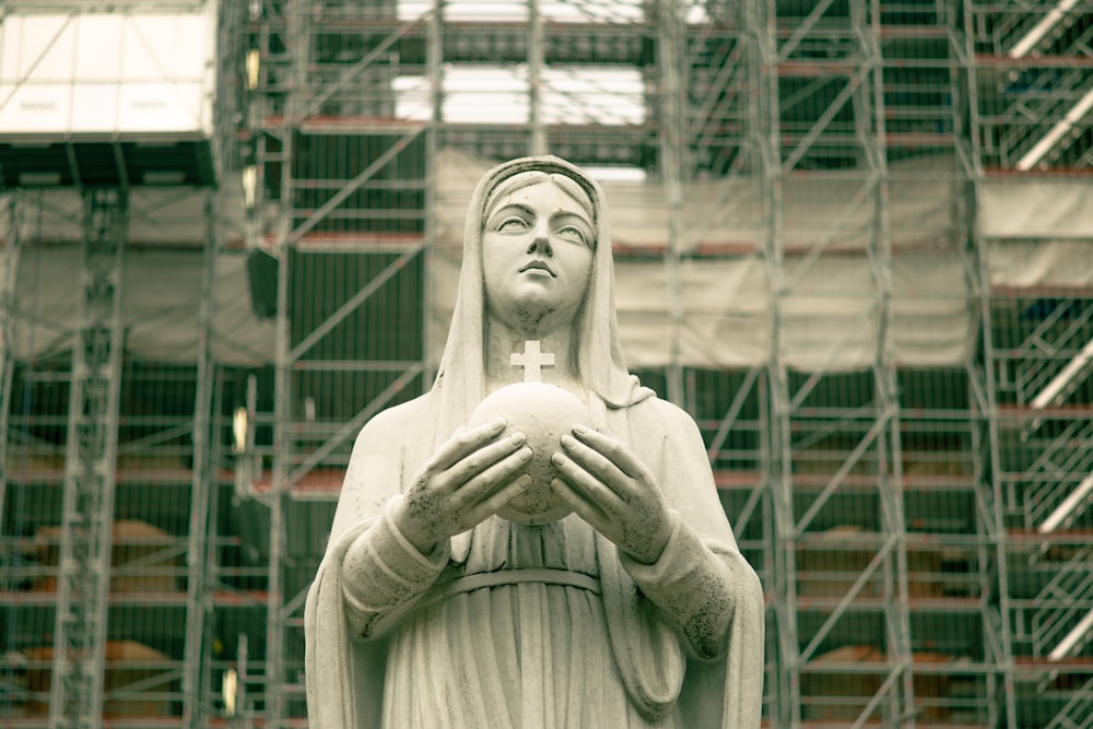 Una estatua de la Virgen María sosteniendo una pelota