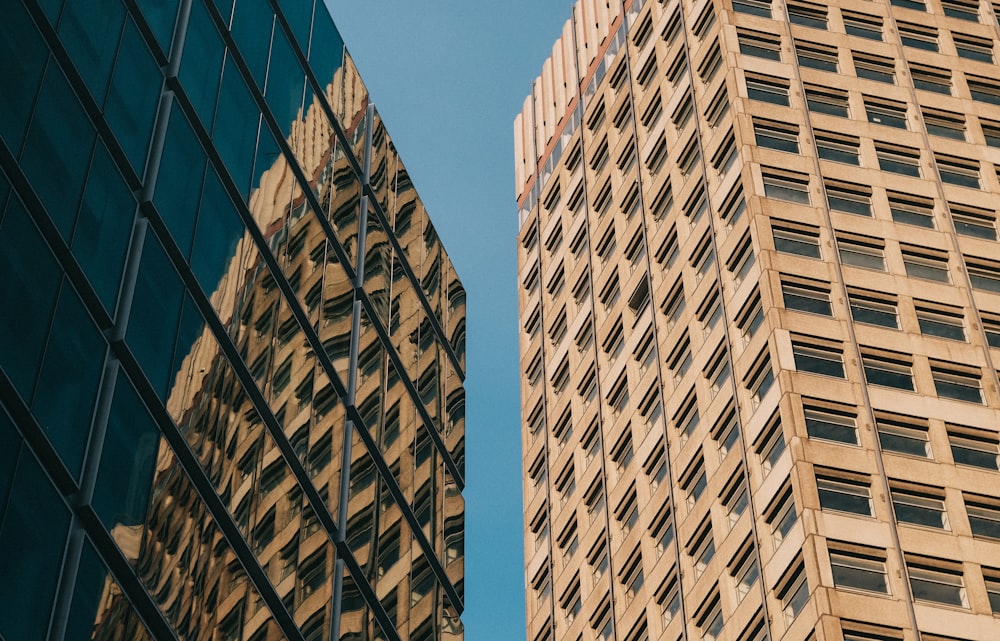 quelques grands bâtiments l’un à côté de l’autre