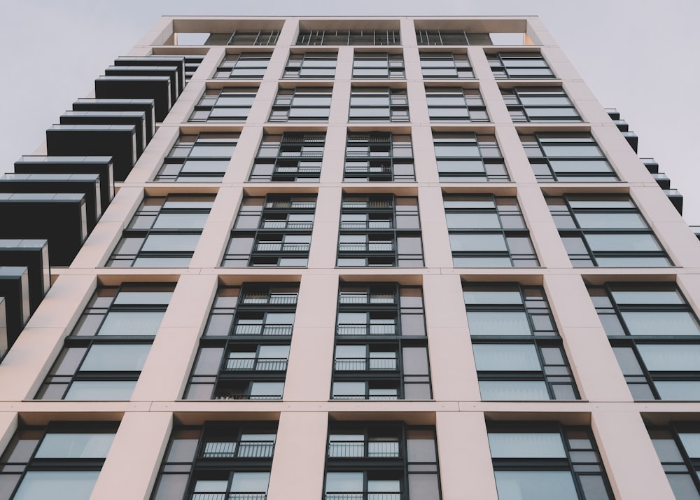 Un edificio muy alto con muchas ventanas