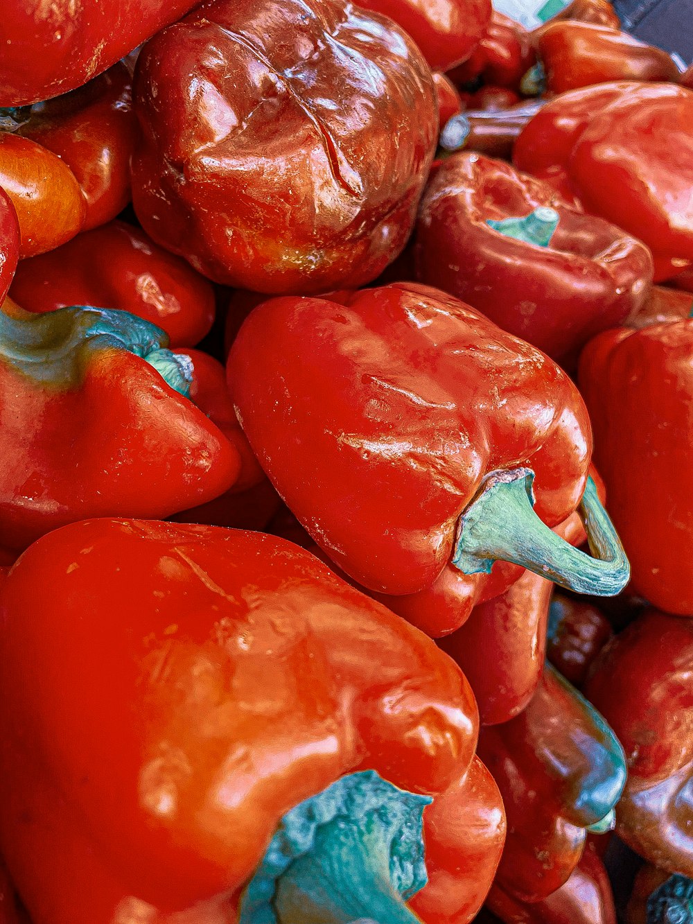 a pile of red peppers sitting next to each other