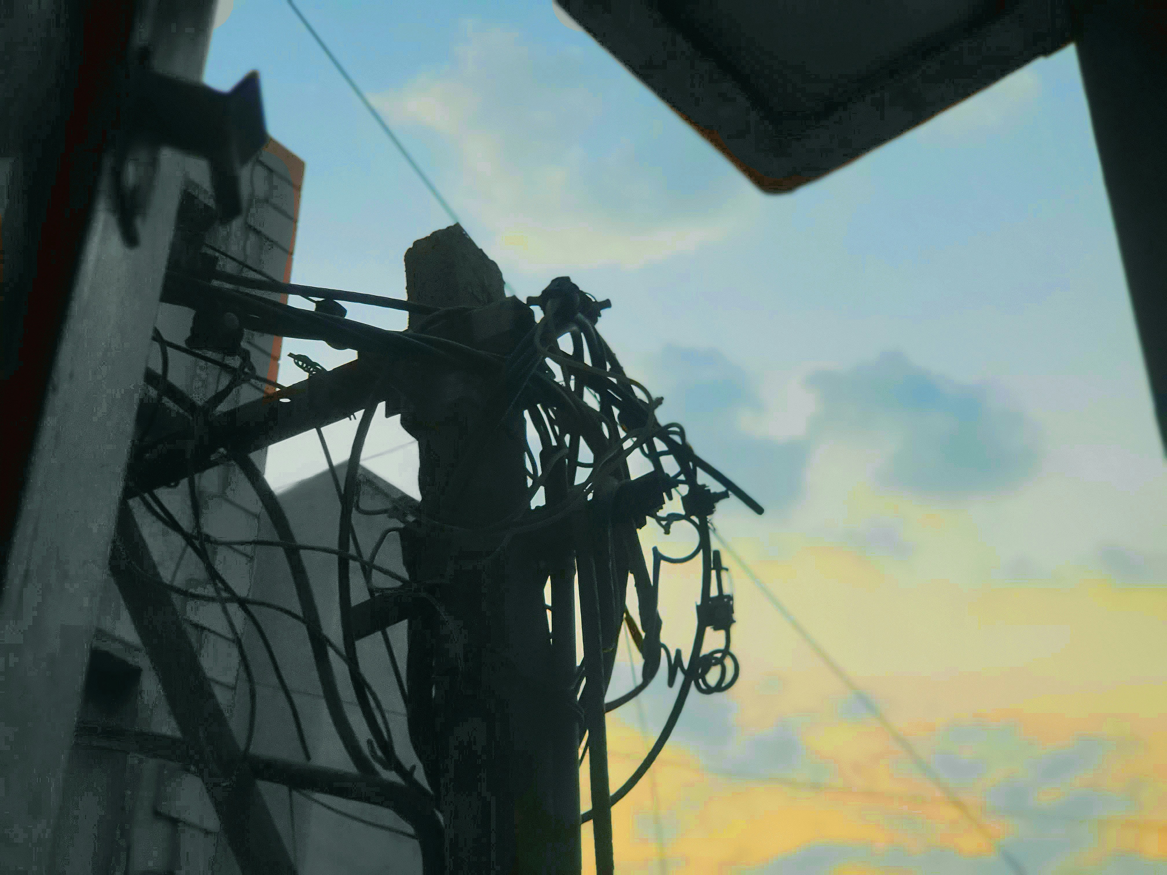 tiang telepon dengan kabel yang terpasang padanya
