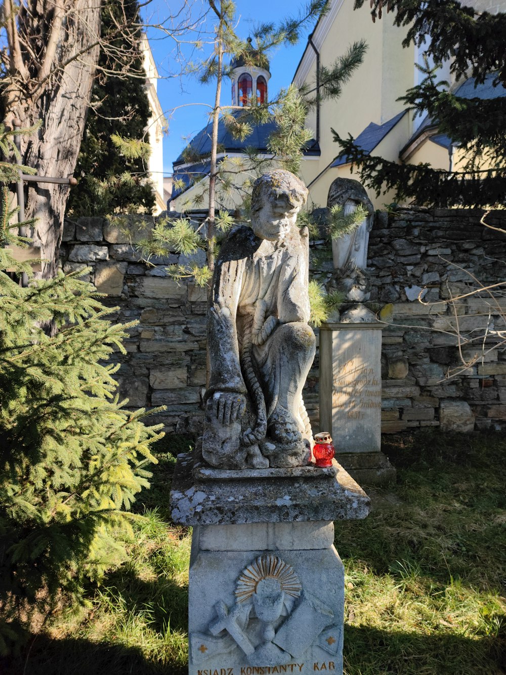 a statue of a man sitting on top of a grave