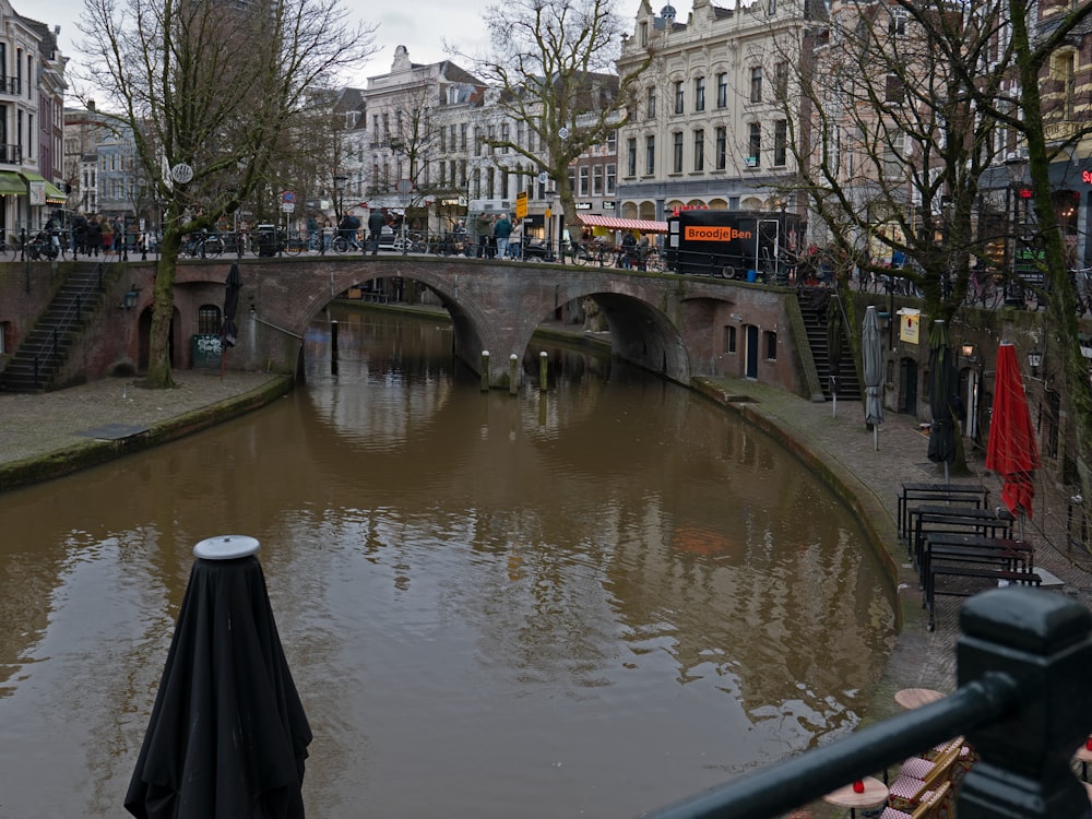 ein Fluss, der neben hohen Gebäuden durch eine Stadt fließt