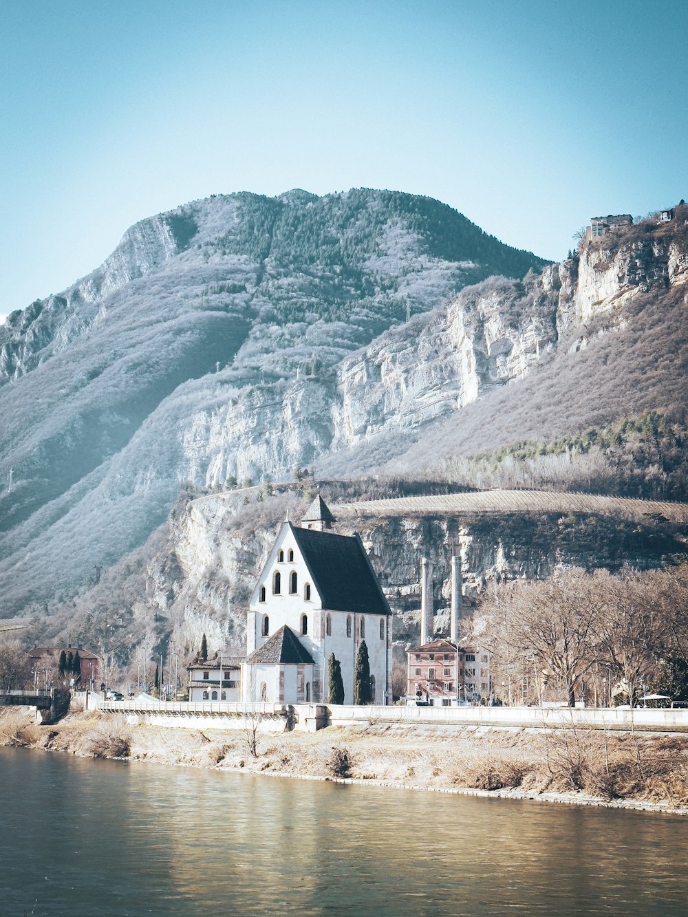 a white house sitting in front of a mountain