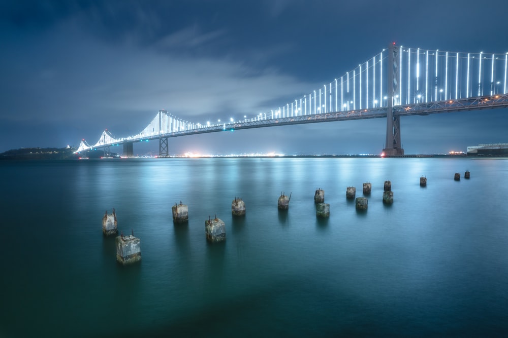 Une photo en pose longue du Bay Bridge la nuit