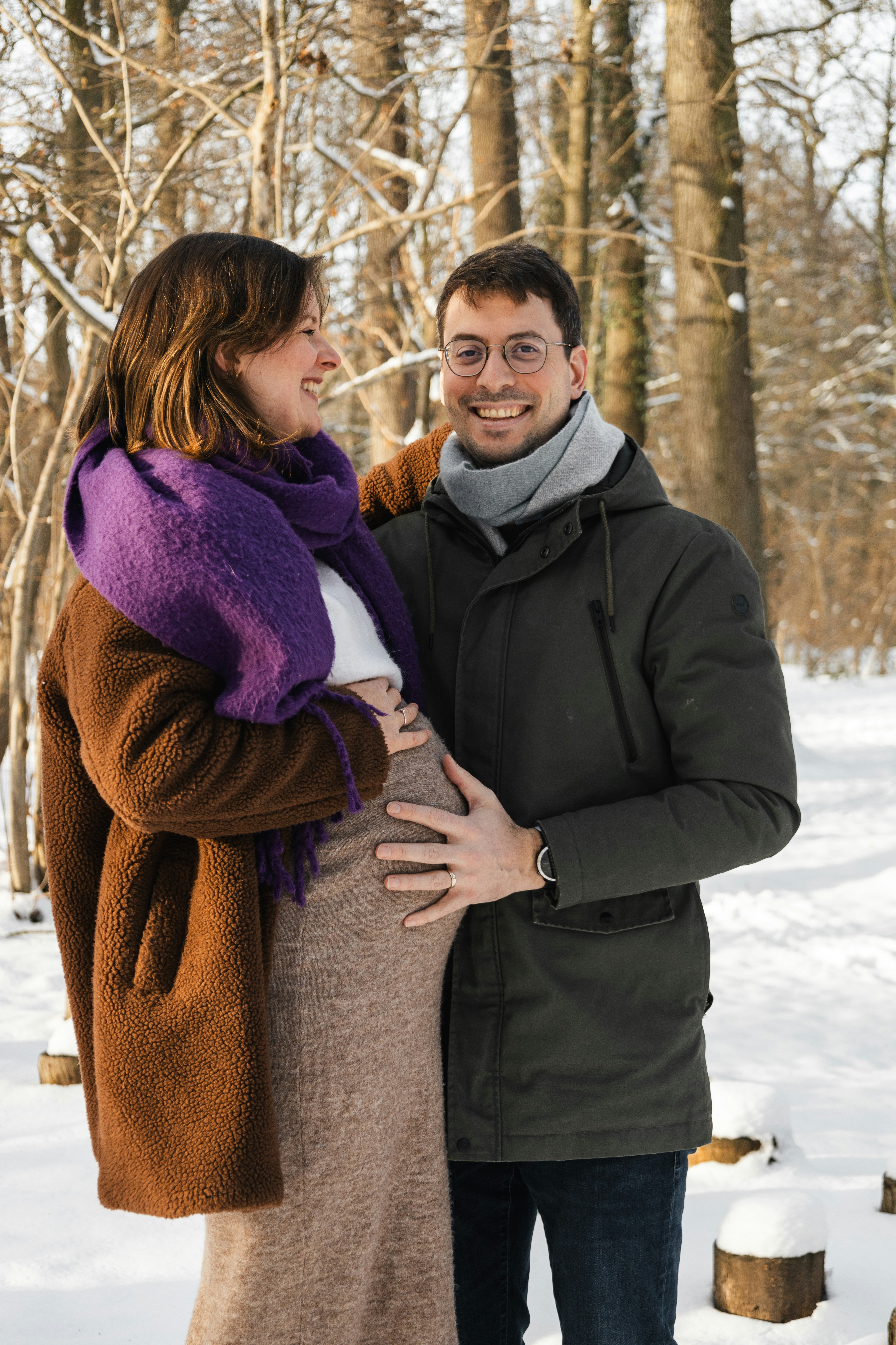 Ein Mann und eine Frau stehen im Schnee