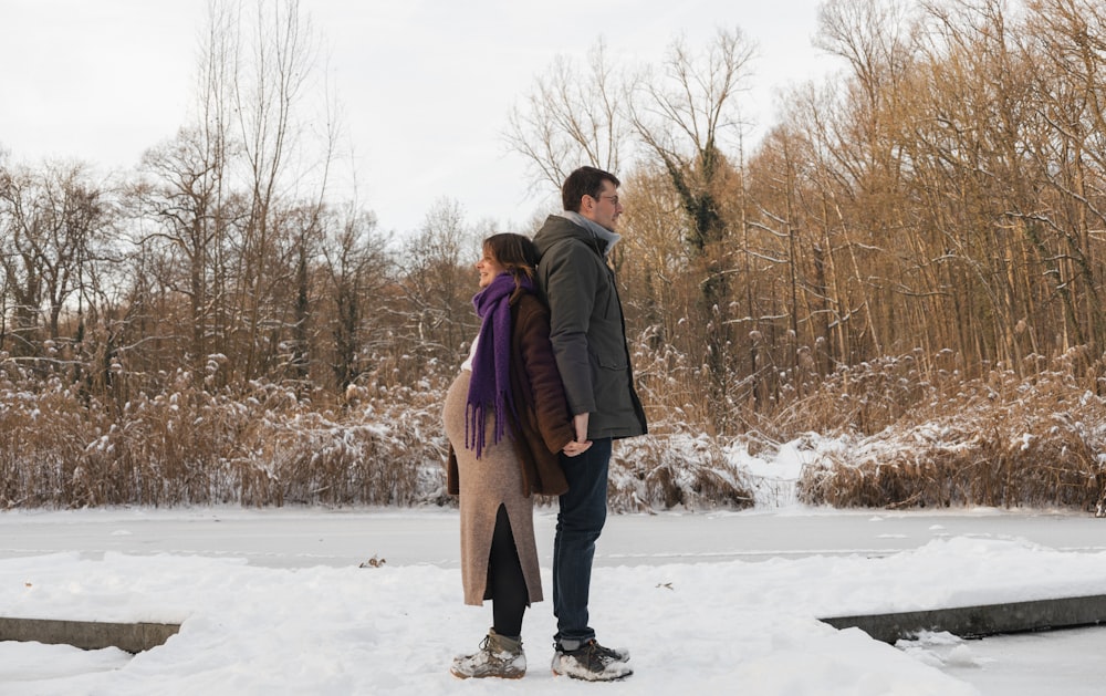 un hombre y una mujer de pie en la nieve