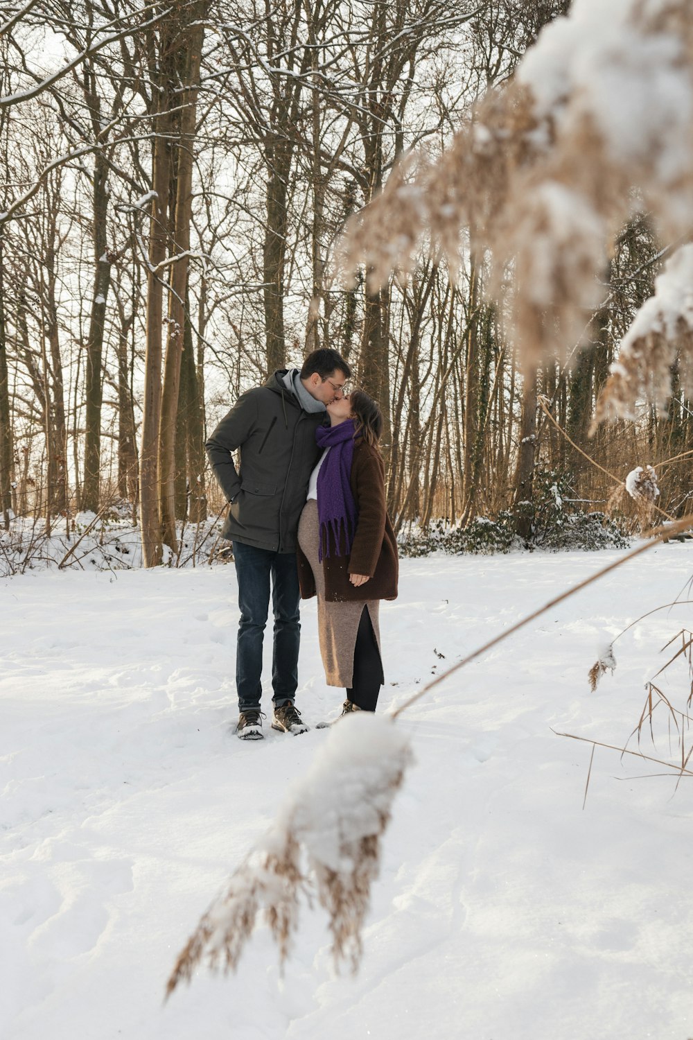 um homem e uma mulher em pé na neve