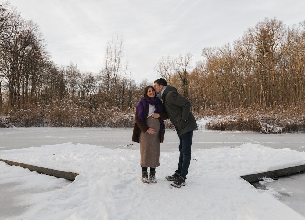 um homem e uma mulher em pé na neve