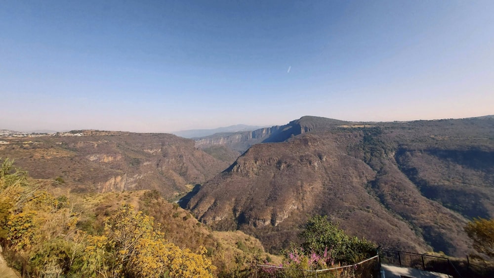 une vue panoramique d’une vallée avec des montagnes en arrière-plan