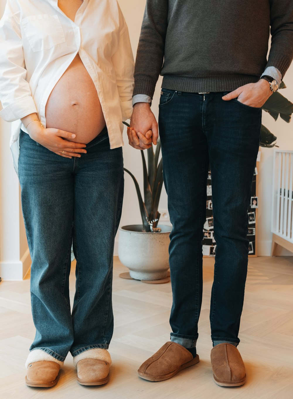 uma mulher grávida ao lado de um homem