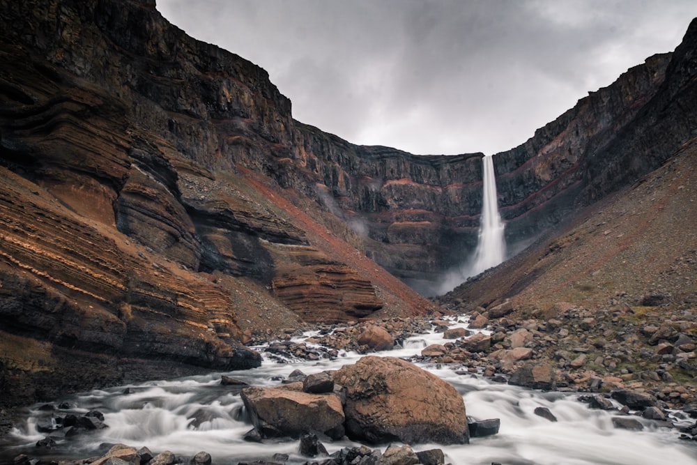 Una cascata nel mezzo di un canyon