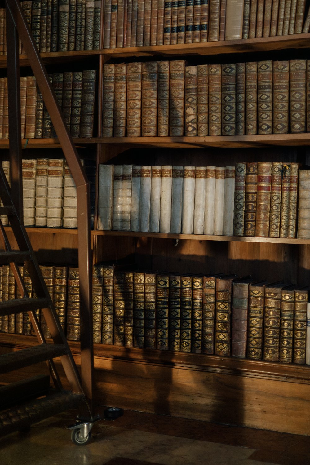 an old book shelf with many books on it