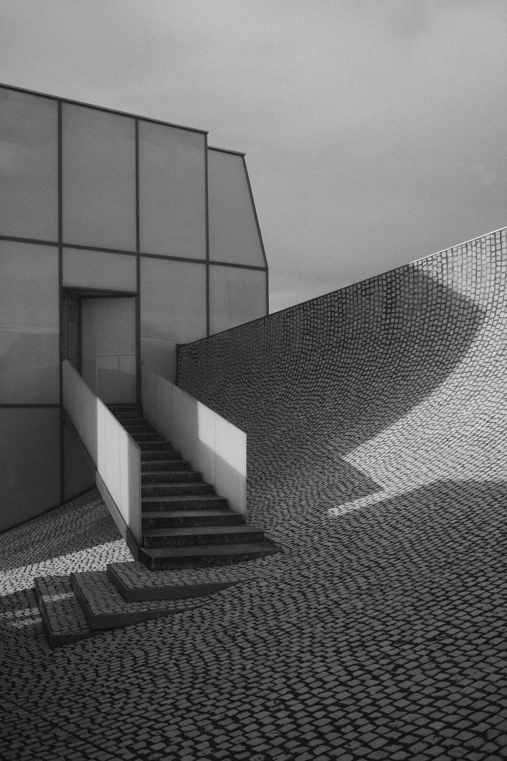 une photo en noir et blanc d’un escalier