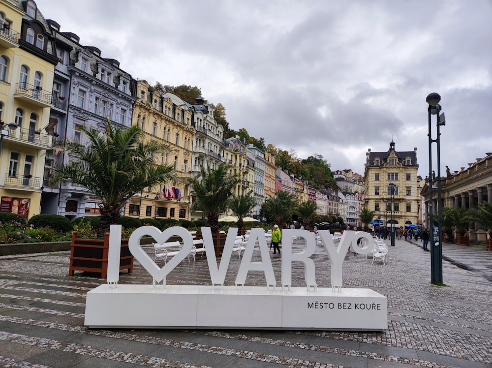 Ein Schild mit der Aufschrift "I Love Varry" vor einer Häuserzeile