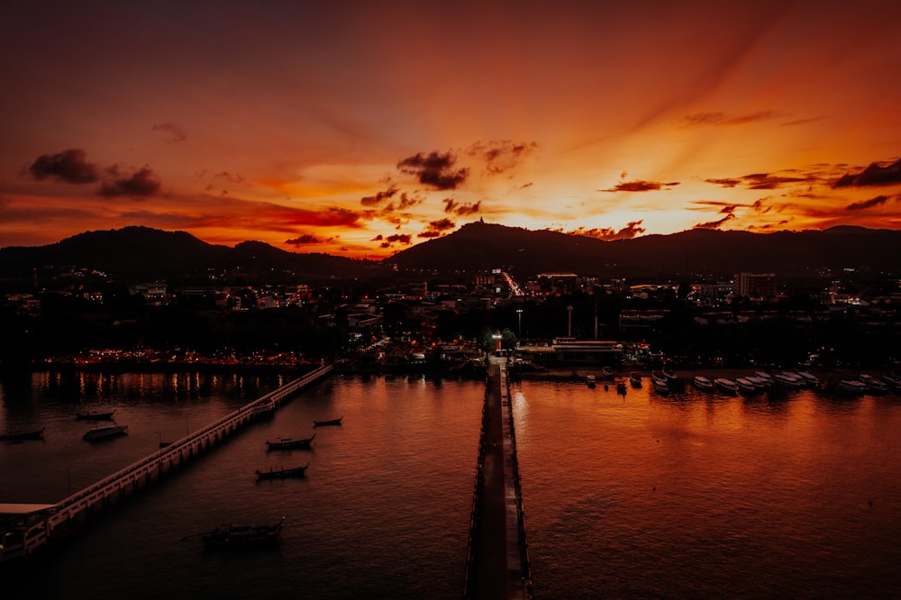 une vue au coucher du soleil d’un port avec des bateaux dans l’eau