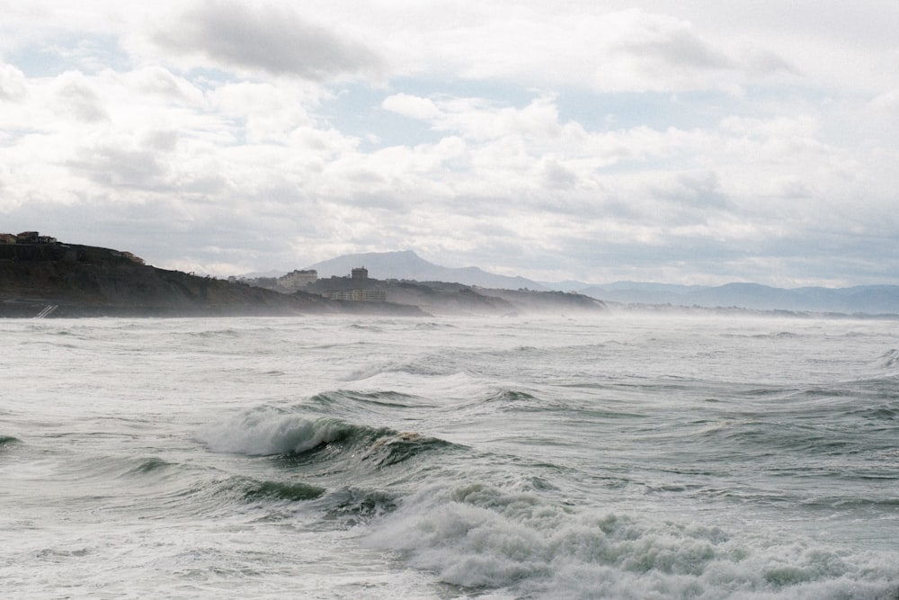 une personne qui surfe sur une planche de surf au-dessus d’une vague