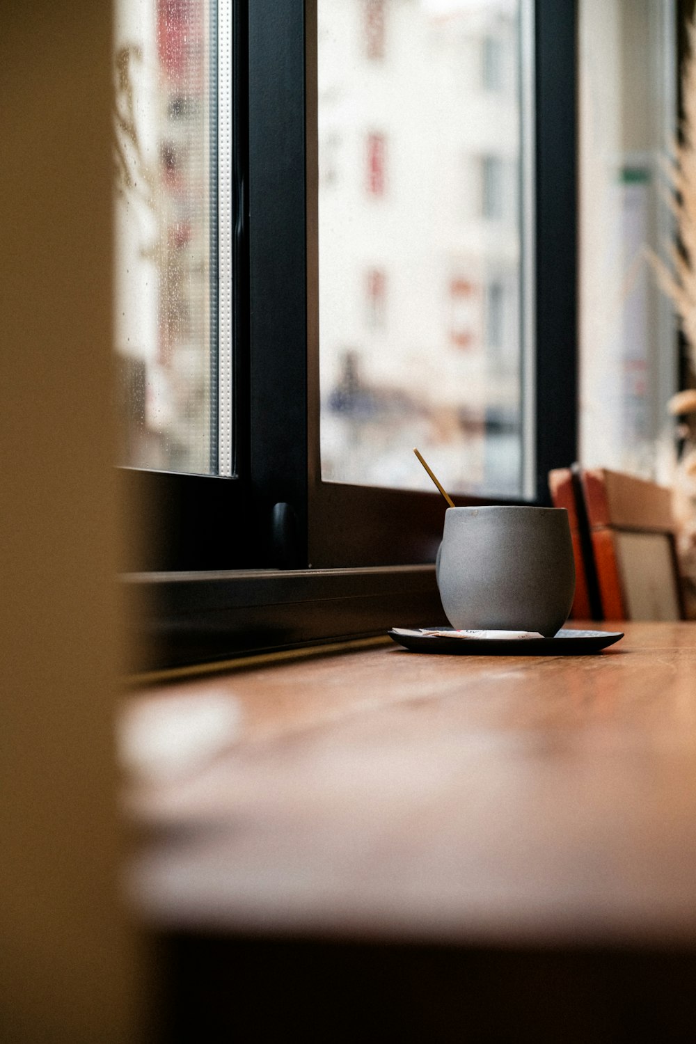 une tasse de café posée sur une table en bois