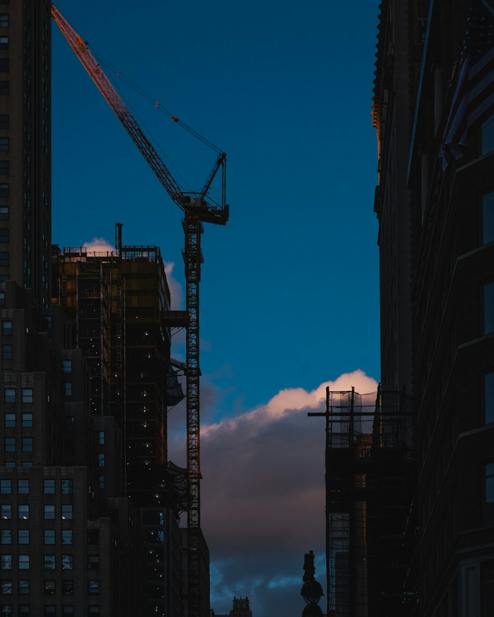 une grue qui se tient au milieu d’une ville