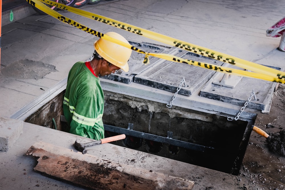 un uomo con l'elmetto che lavora in un cantiere edile