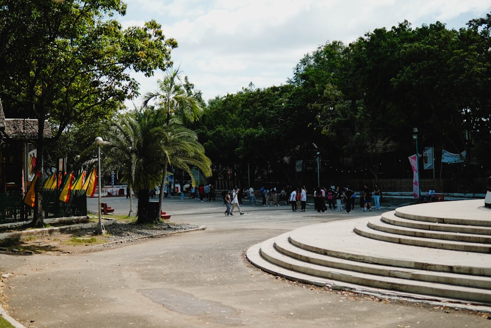 Un grupo de personas caminando por un parque