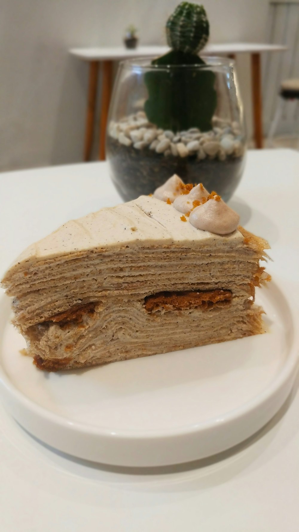 un pedazo de pastel encima de un plato blanco