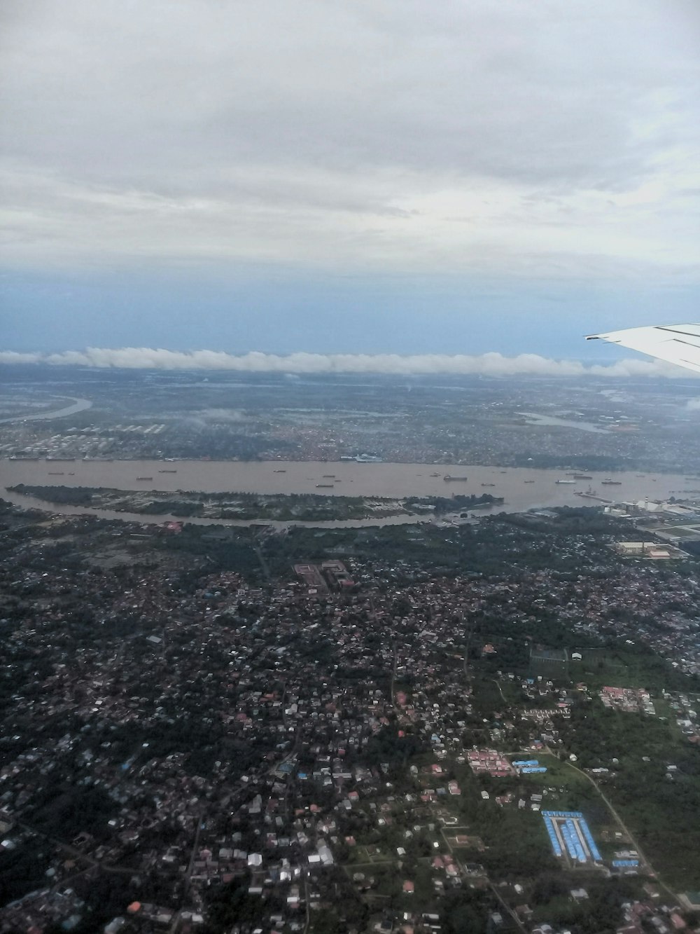 Una vista de una ciudad desde un avión