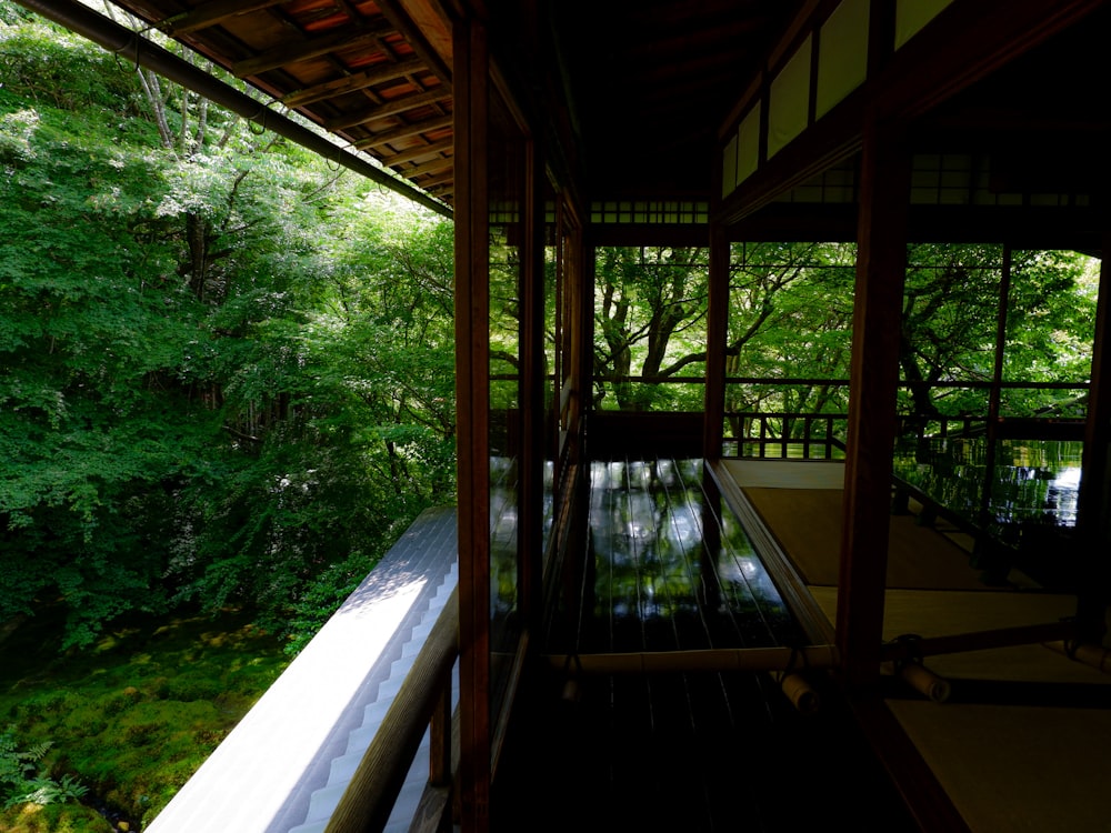 um quarto com vista para um rio e árvores