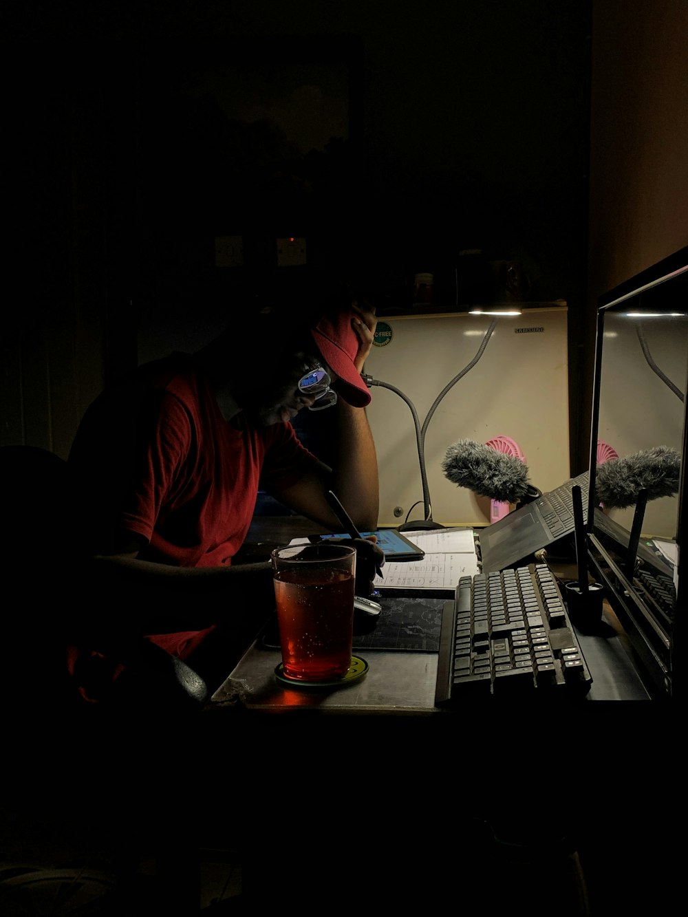 어둠 속에서 컴퓨터 앞에 앉아 있는 남자