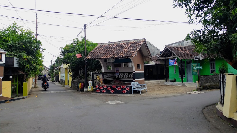 una calle que tiene algunas casas en ella