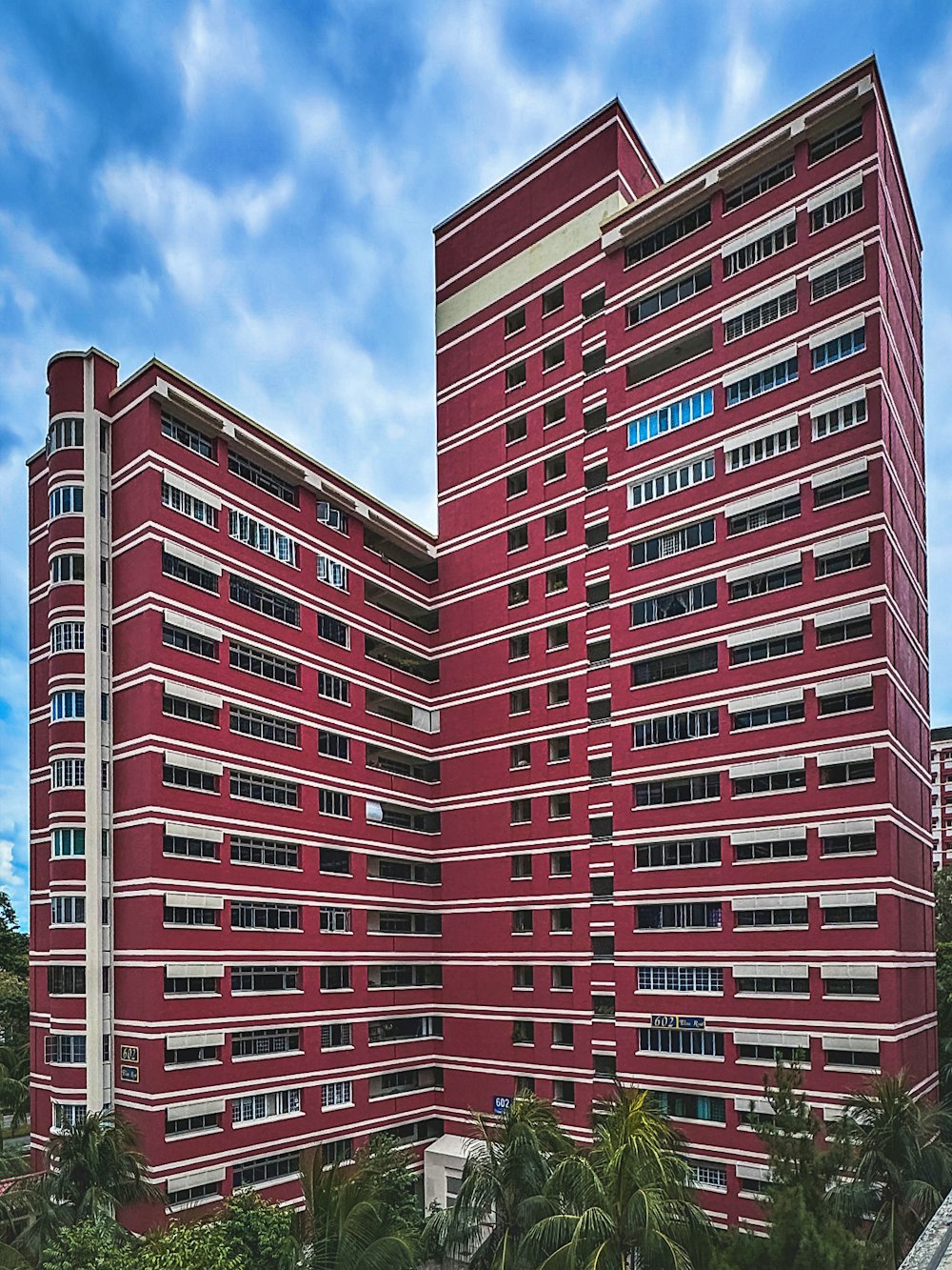ein großes rotes Gebäude mit einer Uhr an der Fassade