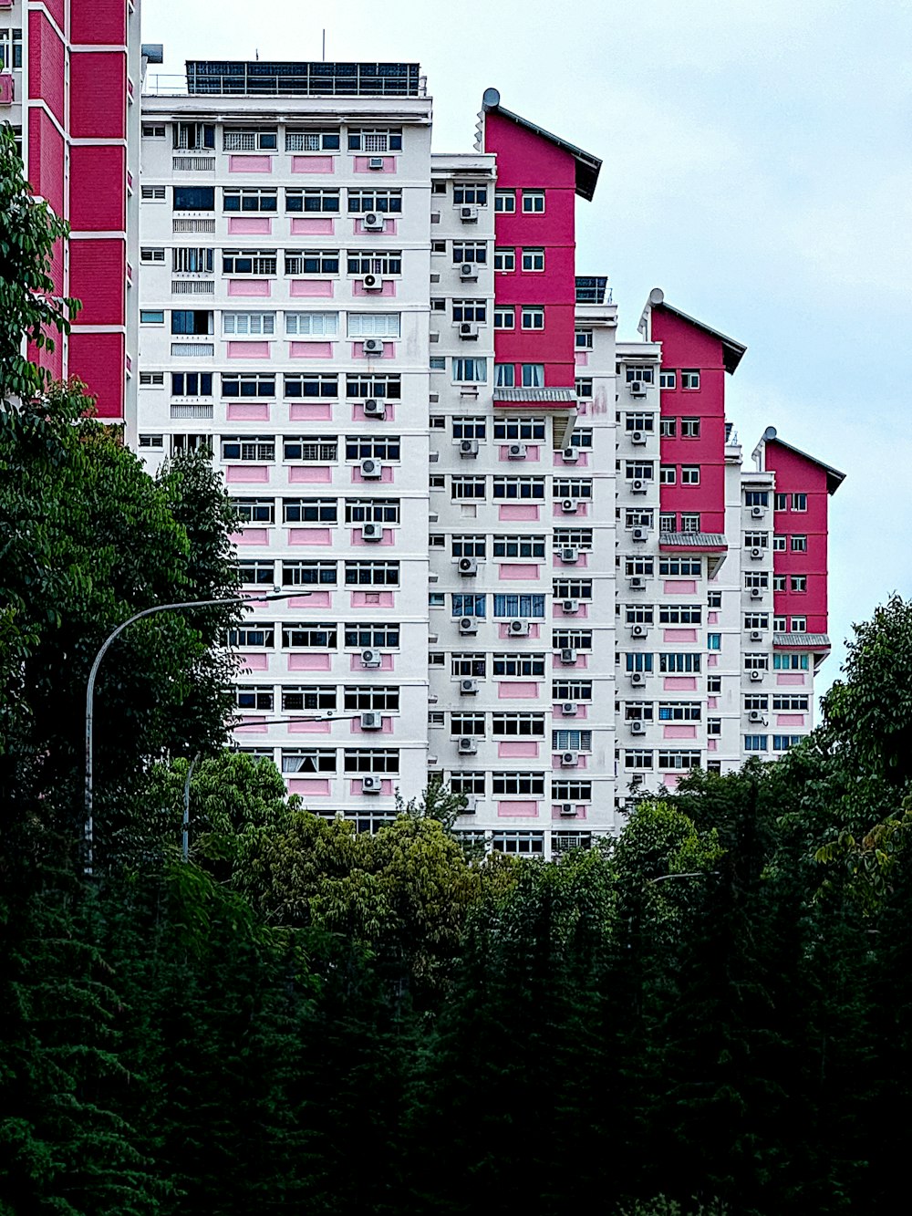 um edifício vermelho e branco com árvores à sua frente