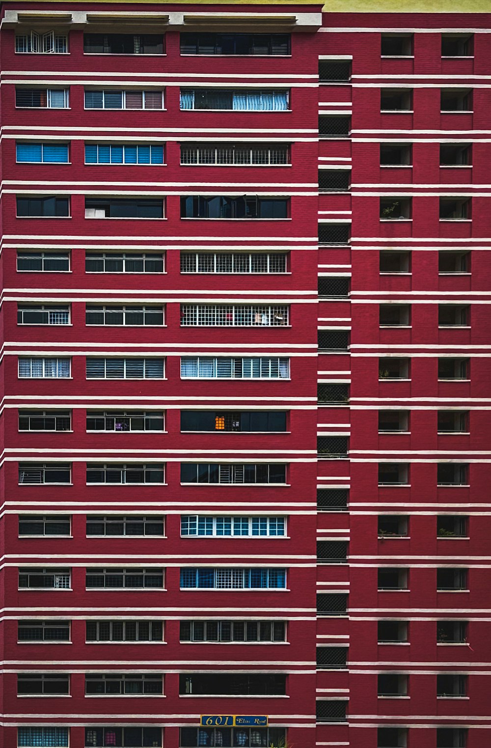 ein großes rotes Gebäude mit vielen Fenstern und Balkonen