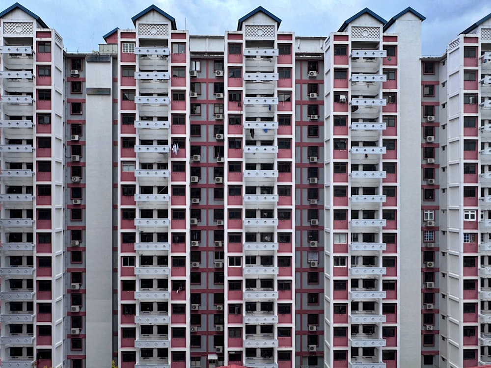 un edificio alto con balconi e balconi alle finestre