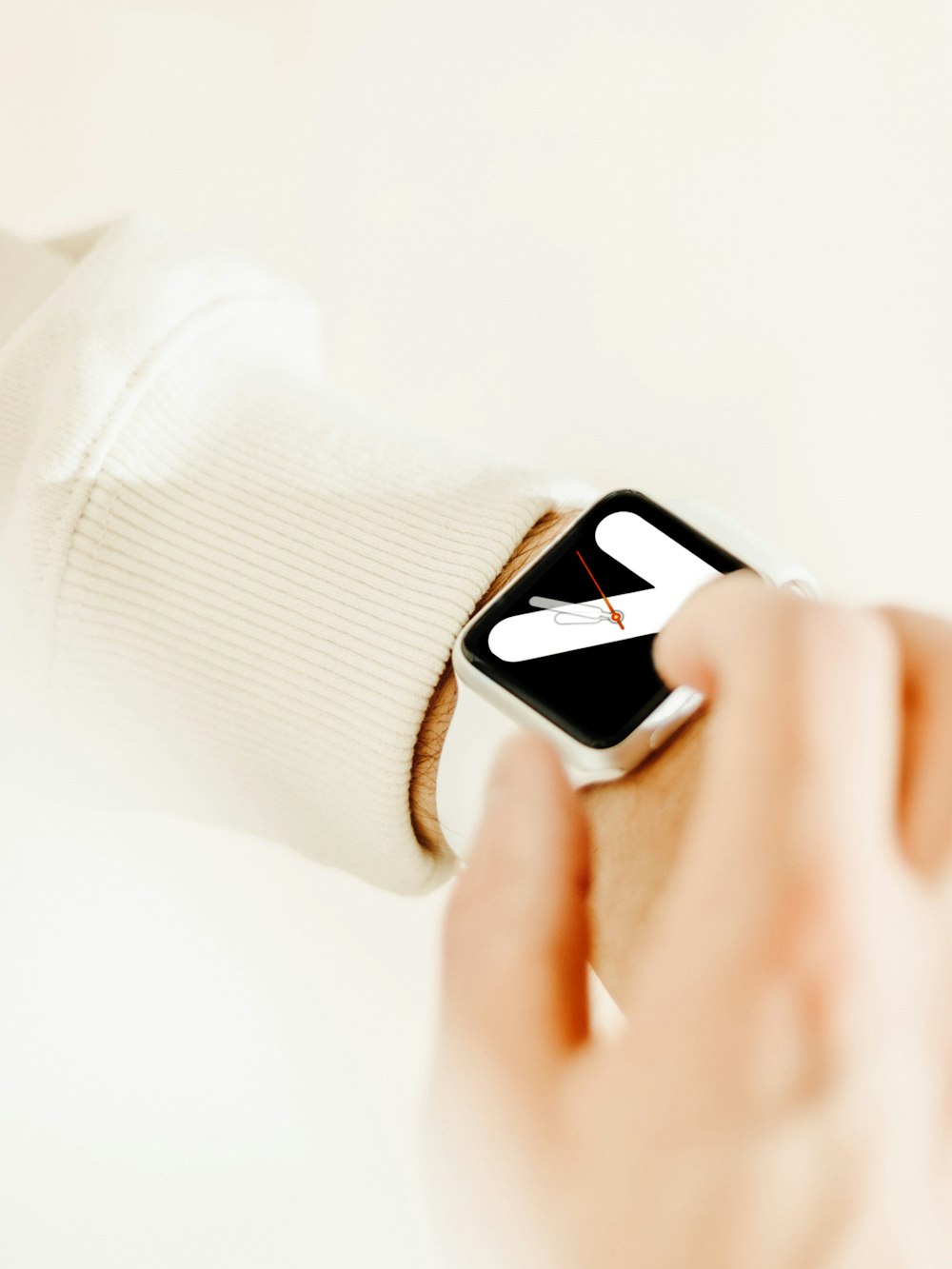 uma pessoa segurando um relógio inteligente na mão