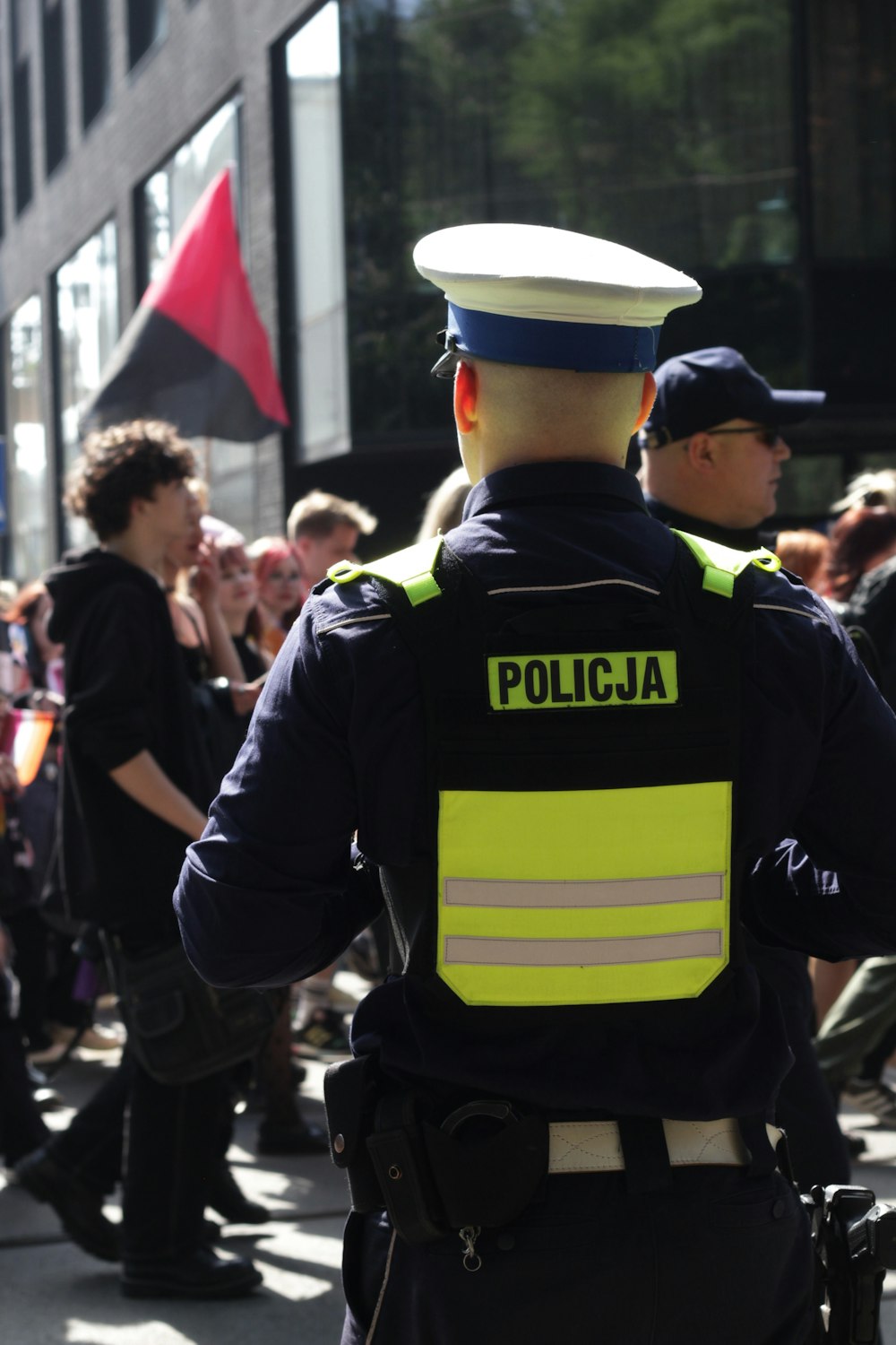 Ein Polizist steht vor einer Menschenmenge