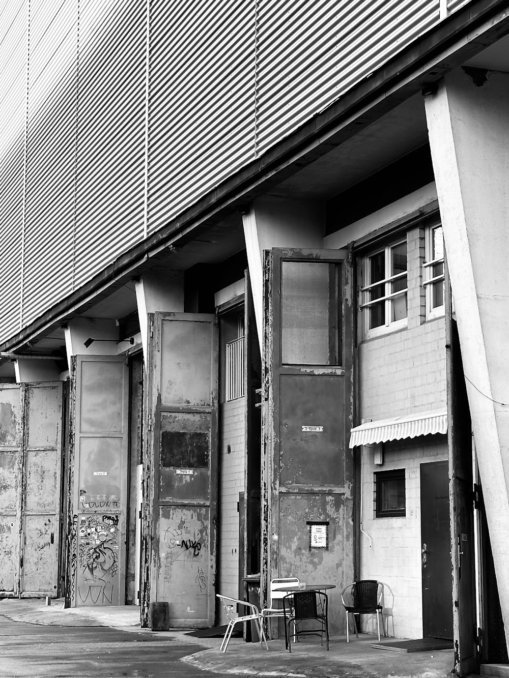 a black and white photo of a building