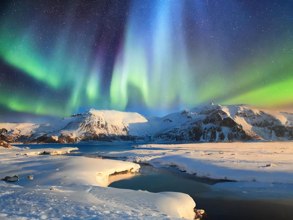 Una aurora se apoderó de una cordillera nevada