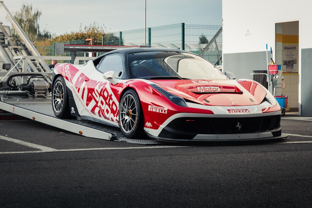 Un'auto sportiva rossa trainata da un carro attrezzi