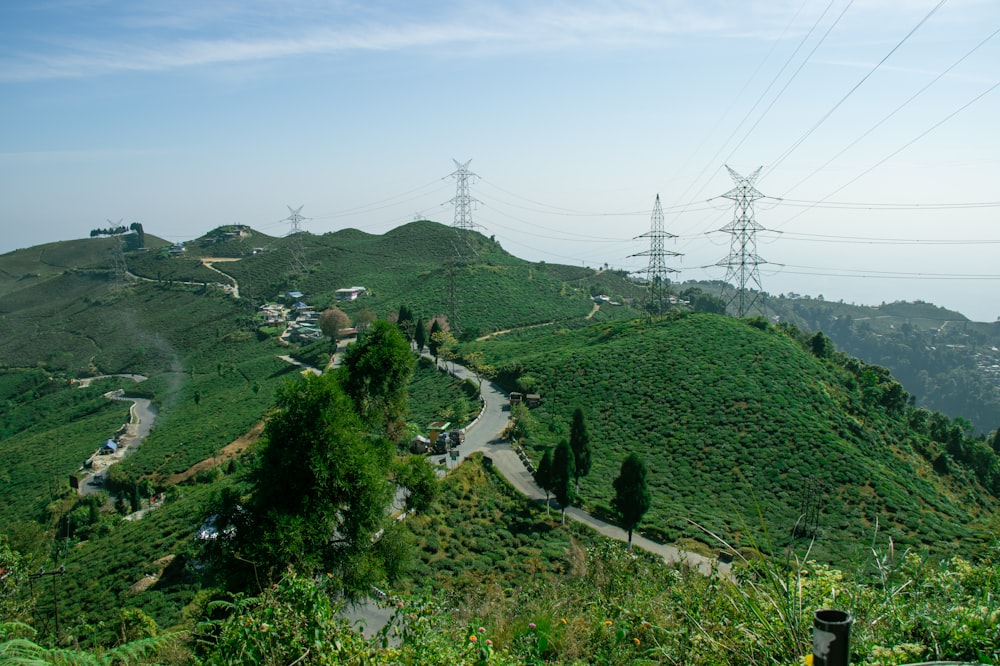 Une route sinueuse sur une colline avec des lignes électriques en arrière-plan